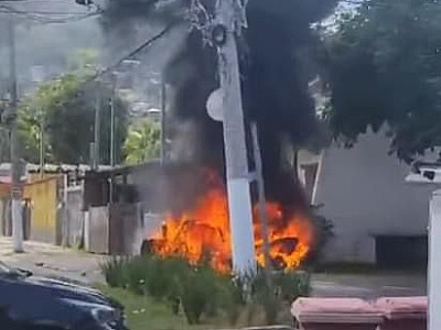 Carro é destruído pelas chamas na manhã desta quarta-feira em Ilhabela