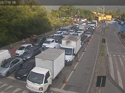 Nós vamos invadir sua praia: Com altas temperaturas e sol, filas para Ilhabela ainda surpreendem em S.S
