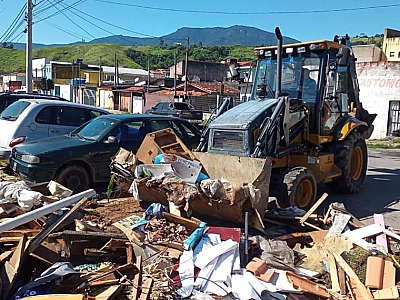 Prefeitura executa serviços de manutenção e reparos nas ruas e escadarias do bairro Topolândia e região
