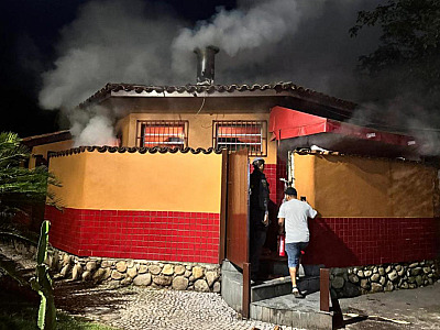 Incêndio atinge quiosque na Praia da Cocanha, em Caraguatatuba