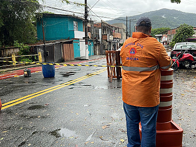 Chuva em Ubatuba registra alagamento e queda de árvores