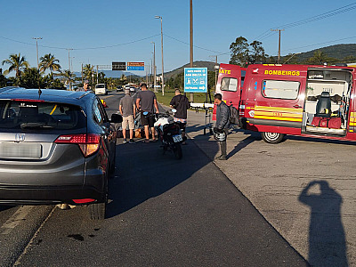 Jovem de 21 anos fica ferida em colisão entre moto e carro na Rio-Santos, em Caraguatatuba