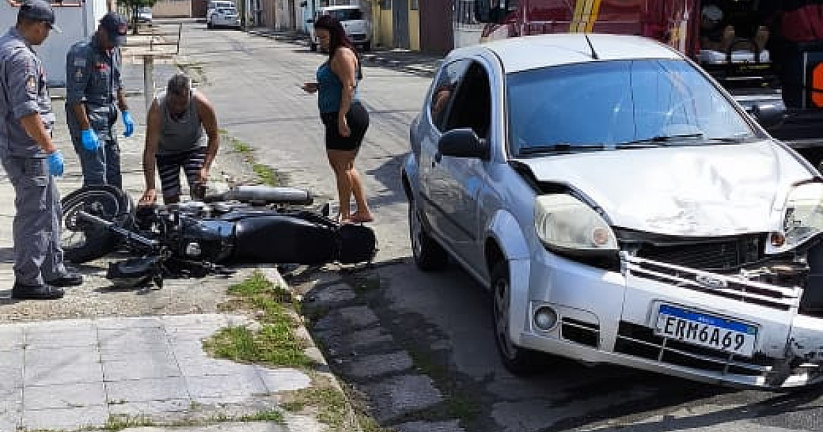 Motociclista fica ferido após colisão com carro em Caraguatatuba