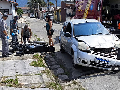 Motociclista fica ferido após colisão com carro em Caraguatatuba