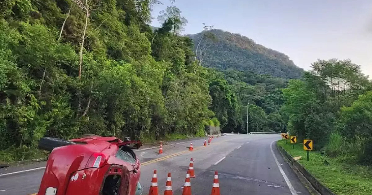 Homem é arremessado para fora do carro e morre na Rio-Santos, em Ubatuba