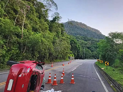 Homem é arremessado para fora do carro e morre na Rio-Santos, em Ubatuba