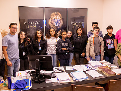 Vereadores do Parlamento Jovem visitam gabinete do prefeito e aprendem sobre o Poder Executivo