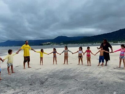 Projeto leva estudantes da sala de aula para praia em Caraguatatuba