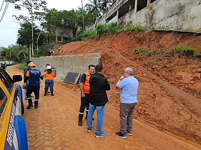 Prefeitura de Ilhabela interdita imóveis e trecho de via no Itaguassú após deslizamento de terra