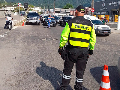 Prefeitura orienta uso da Avenida Guarda Mor Lobo Viana como rota alternativa a congestionamento em São Sebastião