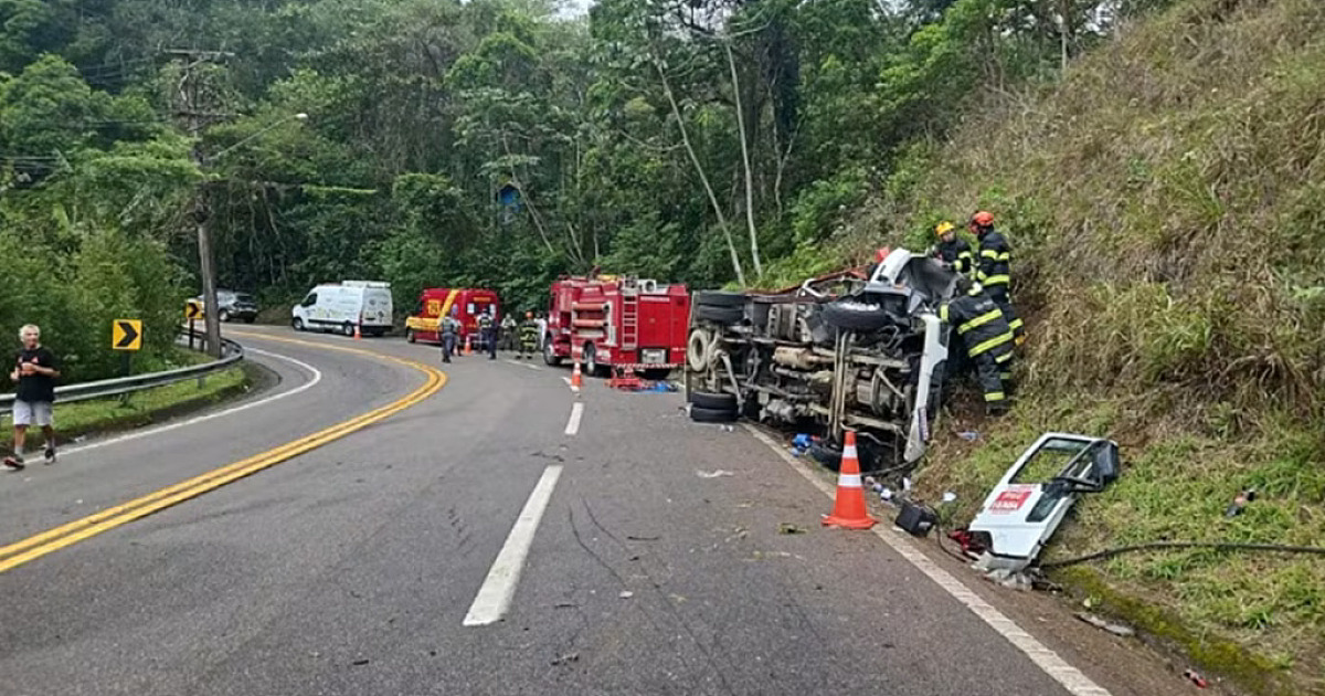 Caminhão tomba em São Sebastião e deixa um morto e dois feridos