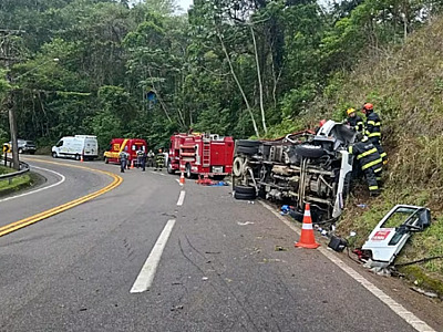 Caminhão tomba em São Sebastião e deixa um morto e dois feridos