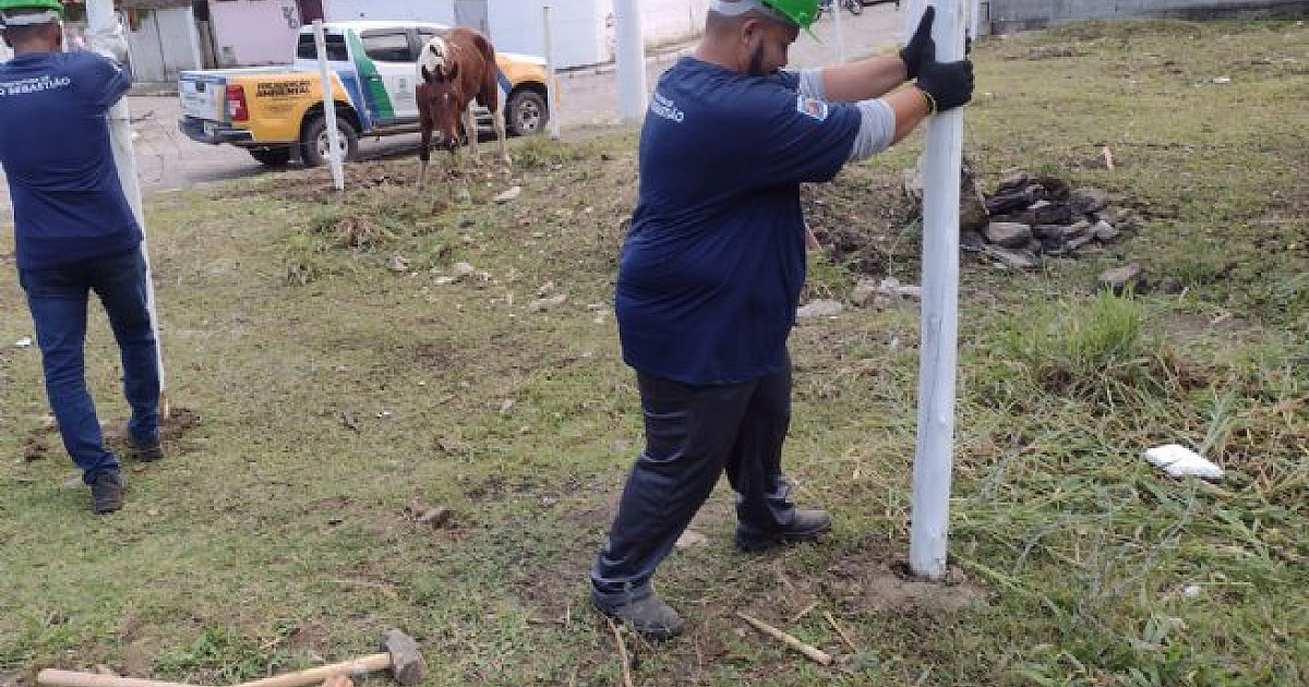 Fiscalização da Prefeitura de São Sebastião impede ocupação irregular de área pública no bairro Topolândia
