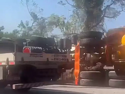 Carregada com cimento, carreta tomba na serra da Tamoios