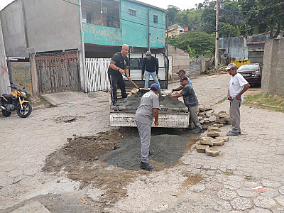 Prefeitura executa serviços de desassoreamento no córrego Mãe Isabel no bairro Topolândia e região