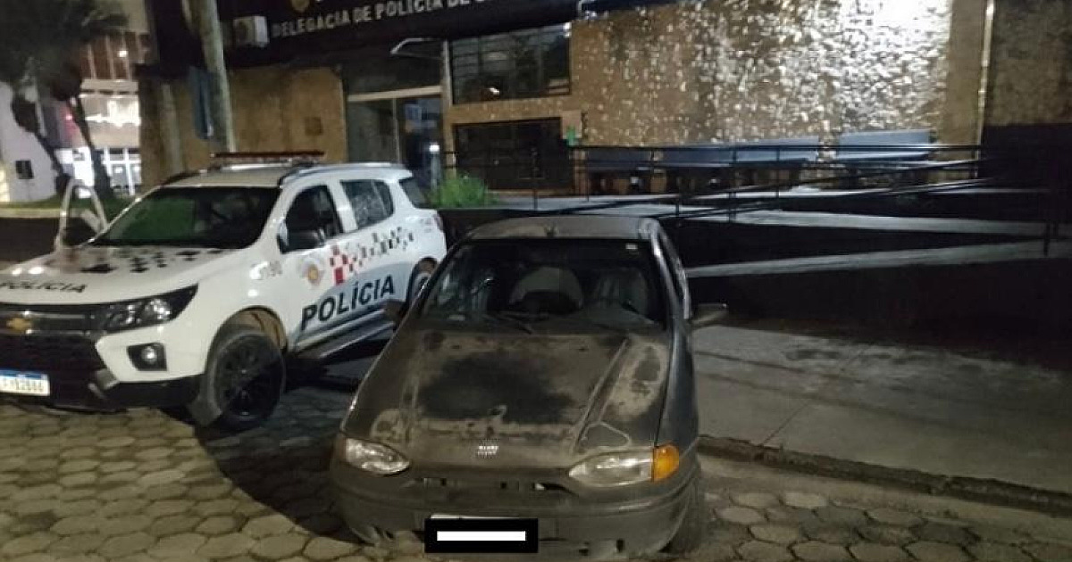 PM recupera carro furtado em Caraguatatuba, mas bandidos fogem