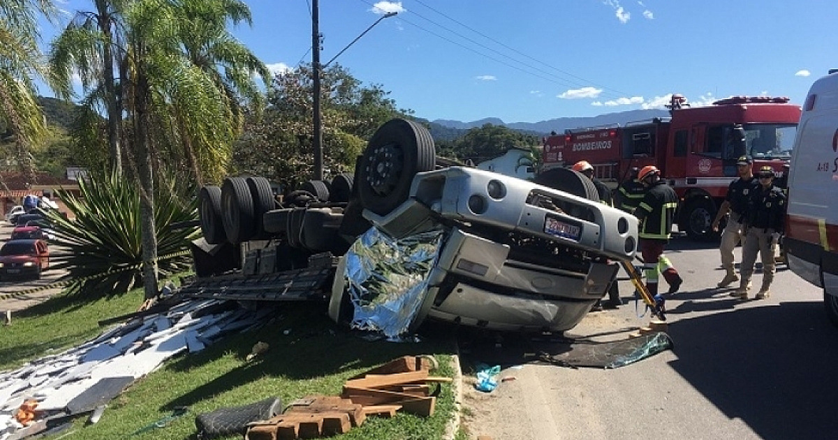 Motorista morre em capotamento de caminhão na Rodovia Rio-Santos