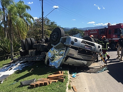 Motorista morre em capotamento de caminhão na Rodovia Rio-Santos