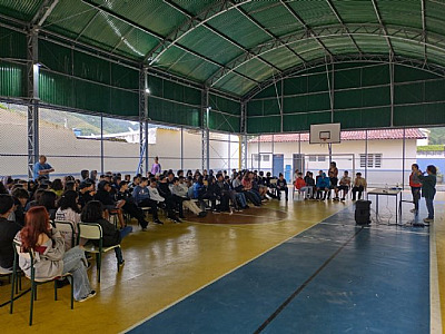 Estudantes da EM Henrique Botelho debatem questões sociais