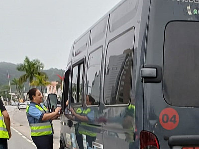 Prefeitura de Caraguatatuba fiscaliza transporte clandestino de passageiros