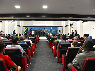 Ilhabela dá início à temporada 2026 com entrega de licenças e lançamento do “Guia do Ambulante Legal”