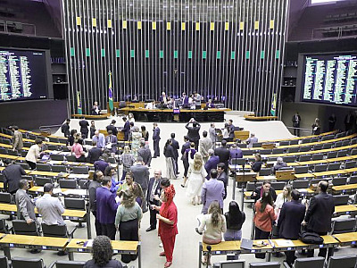 Câmara aprova em dois turnos PEC que facilita pagamento de dívidas de partidos políticos