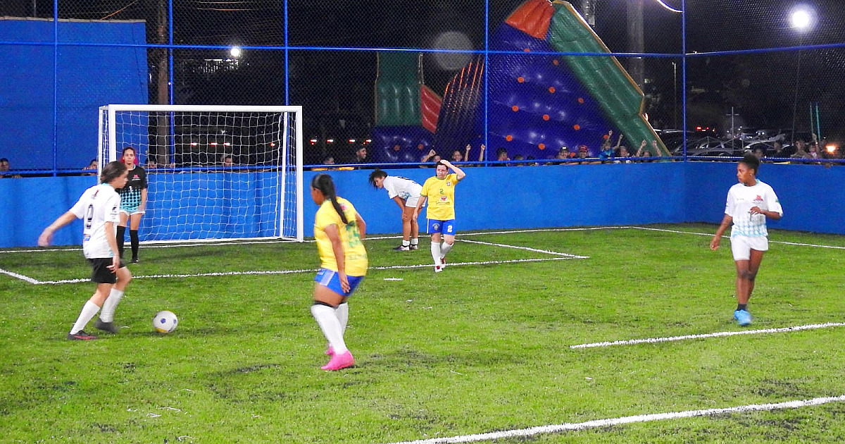 Felipe Augusto inaugura campo de futebol de grama sintética na Vila Sahy
