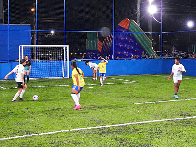 Felipe Augusto inaugura campo de futebol de grama sintética na Vila Sahy