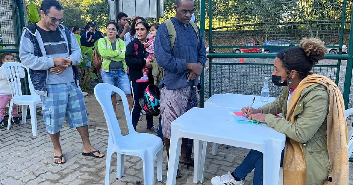 Vítimas da tempestade, famílias começam a receber cartões de crédito para comprar comida na Costa Sul