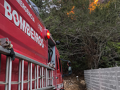 Bombeiros controlam incêndio em área de vegetação em Ubatuba