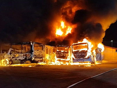 Incêndio atinge 17 ônibus em garagem de Caraguatatuba