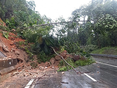 Após deslizamento de terra, Tamoios segue interditada na serra antiga; 44 comboios já foram realizados