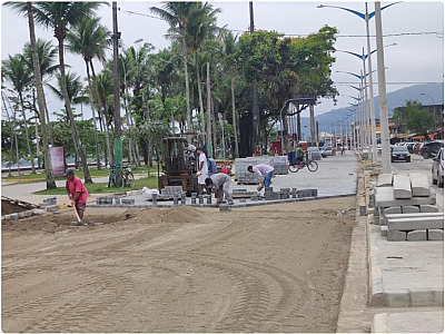 Corrida contra o tempo: Comerciantes de Ubatuba cobram agilidade em obra na avenida Iperoig