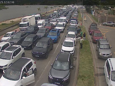 Fila da balsa chega a 2h30 e complica acesso a Ilhabela nesta sexta-feira
