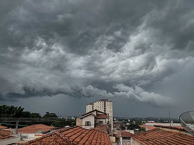 Nova frente fria deve provocar chuvas intensas e ventania na região a partir desta terça-feira (5)