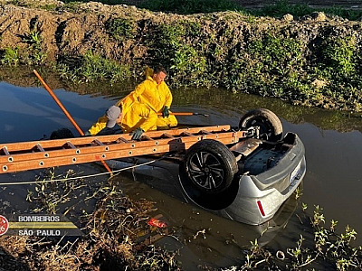 Carro cai em córrego e três pessoas morrem em Caraguatatuba