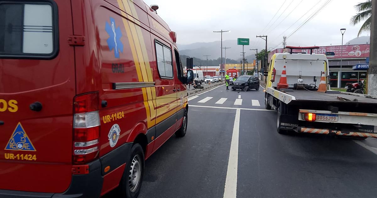 Acidente entre carro e bicicleta derruba poste e deixa dois feridos em Caraguatatuba