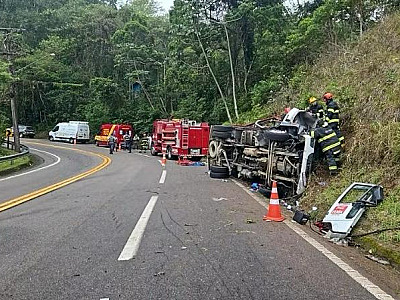 Grave acidente na costa sul de São Sebastião causa morte e interdita trecho entre Boiçucanga e Maresias