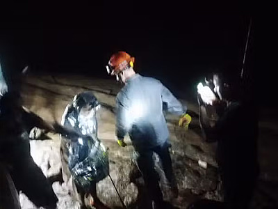 Pescadores são resgatados após ficarem ilhados em São Sebastião