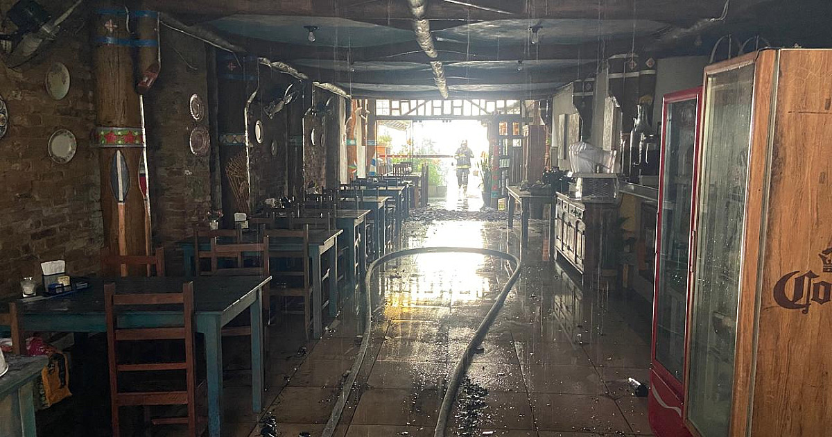 Fogo atinge mezanino de restaurante em São Sebastião