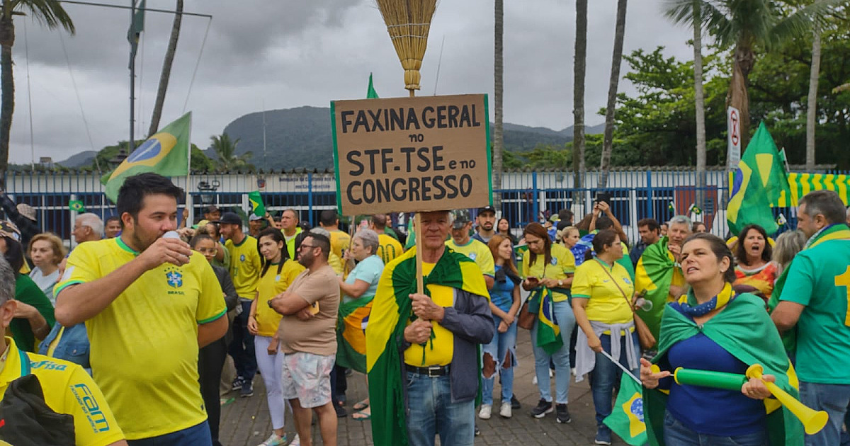 Apoiadores de Bolsonaro se reúnem na Delegacia da Capitania dos Portos de São Sebastião