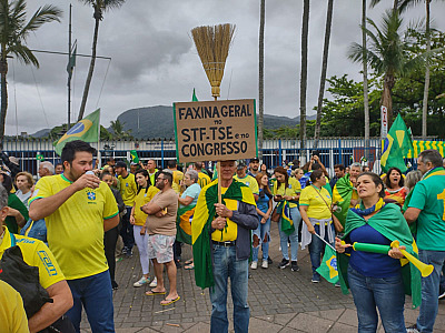 Apoiadores de Bolsonaro se reúnem na Delegacia da Capitania dos Portos de São Sebastião
