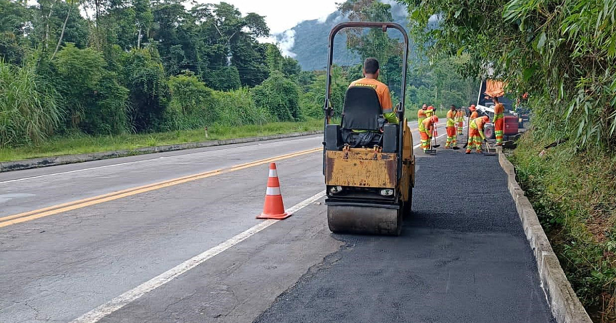 Trecho do acostamento da BR-101 é recuperado na região do Estaleiro
