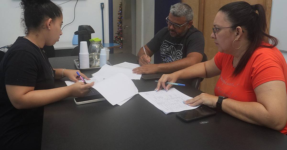 Ambulantes de Caraguatatuba recebem licenças e coletes de identificação para 2024