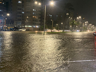 Rápida pancada de chuva causa alagamentos e infrações de trânsito em Caraguatatuba