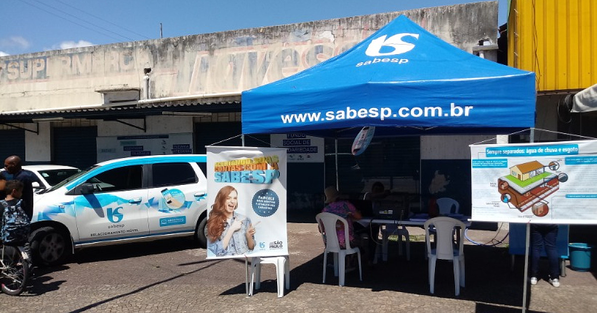 PM fiscaliza e orienta banhistas em praia chique de Ilhabela sobre uso de caixas de som na areia