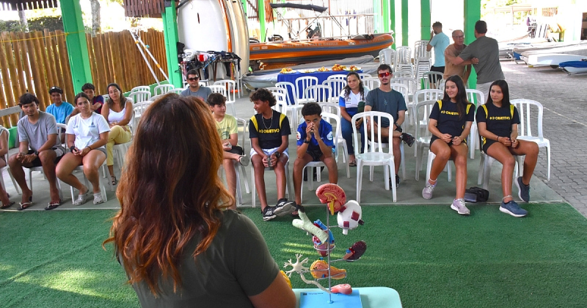 Prefeitura de Ilhabela lança projeto “Futuros Campeões” com foco em nutrição e saúde emocional de jovens velejadores