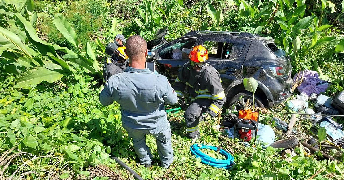 Carro cai em ribanceira e mata campeã de MMA em Ubatuba