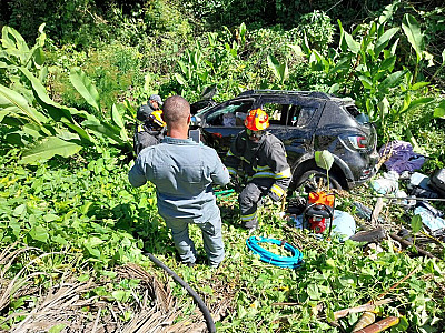 Carro cai em ribanceira e mata campeã de MMA em Ubatuba