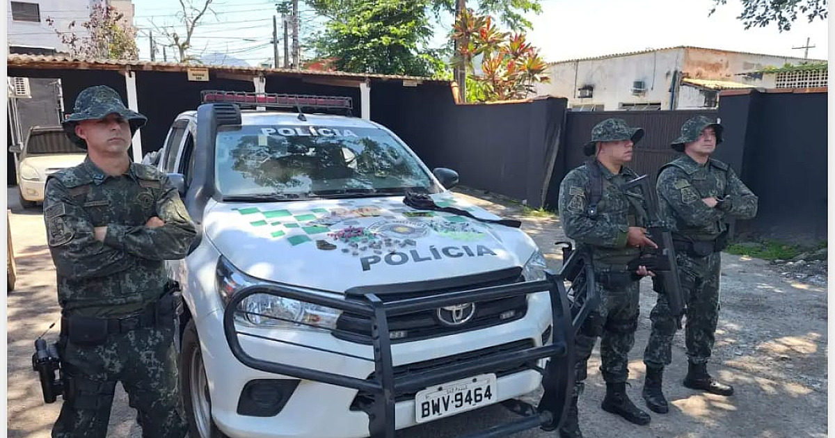 Traficante corre, joga o flagrante no telhado, mas acaba preso em Ubatuba